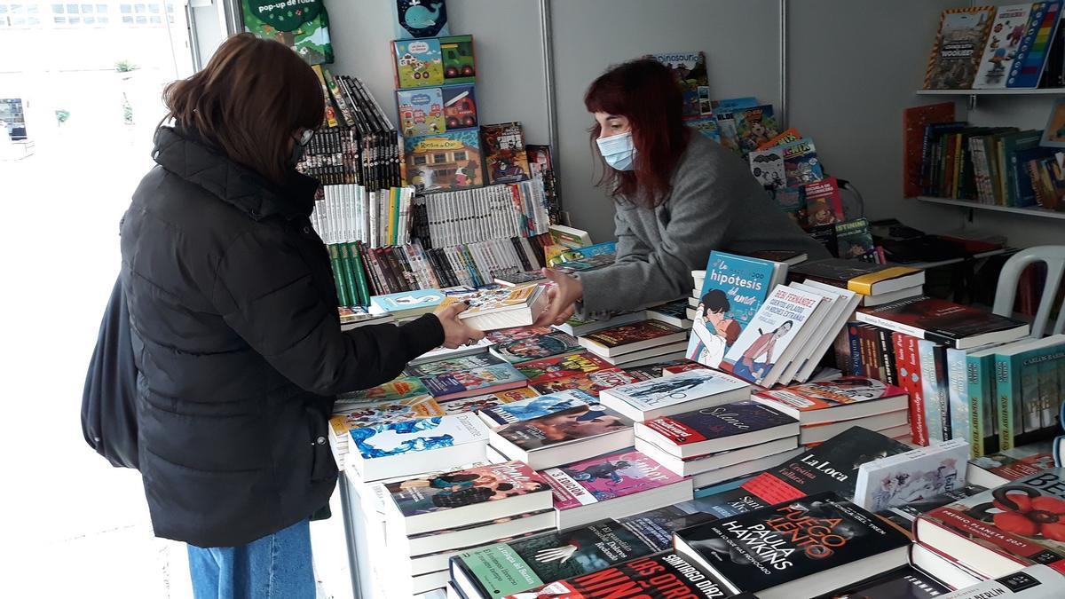Carmen Amoraga en la Feria del Libro de Alicante.
