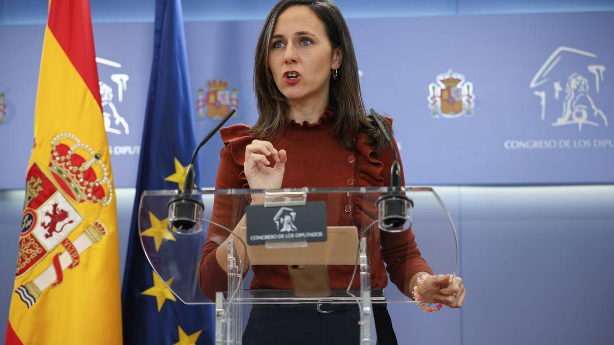 La portavoz de Podemos en el Congreso, Ione Belarra, durante una rueda de prensa en el Congreso de los Diputados, a 2 de diciembre de 2025.