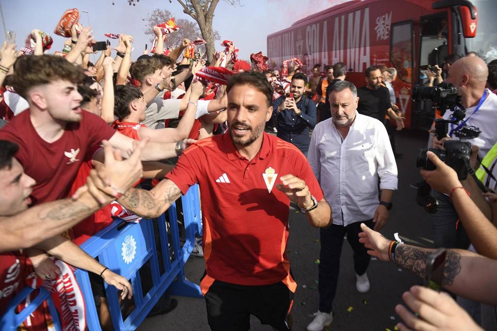 Recibimiento de la afición al Real Murcia antes del partido ante el Nástic