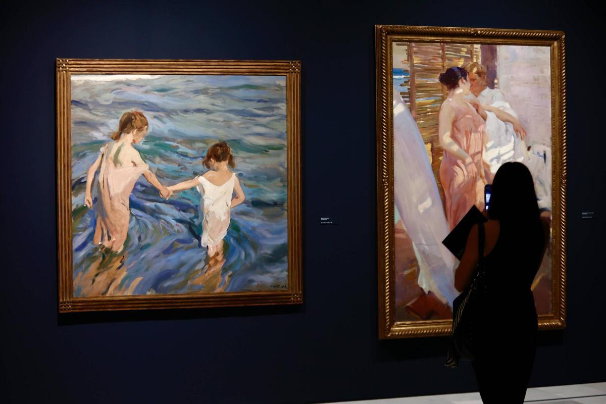 Una visitante, ante ‘Niñas en el mar’ y ‘La bata rosa’, dos de las obras más conocidas de Sorolla.