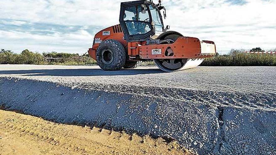 Denuncian el uso de material tÃ³xico en la construcciÃ³n de la autopista Llucmajor-Campos .