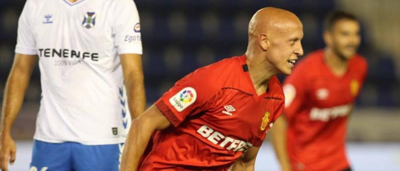 Mollejo celebra un gol en el Heliodoro Rodríguez con la camiseta del RCD Mallorca. | | LALIGA