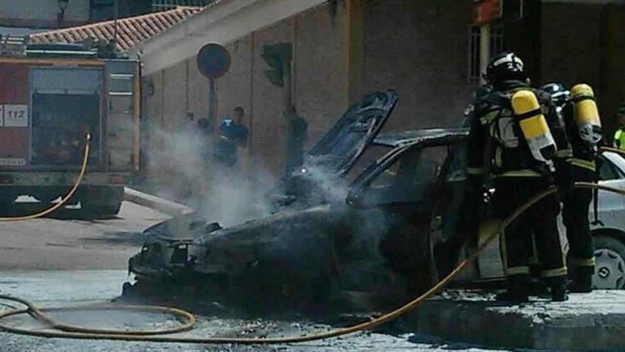 Cinco coches resultan afectados en un incendio frente a la iglesia de las Santas Margaritas