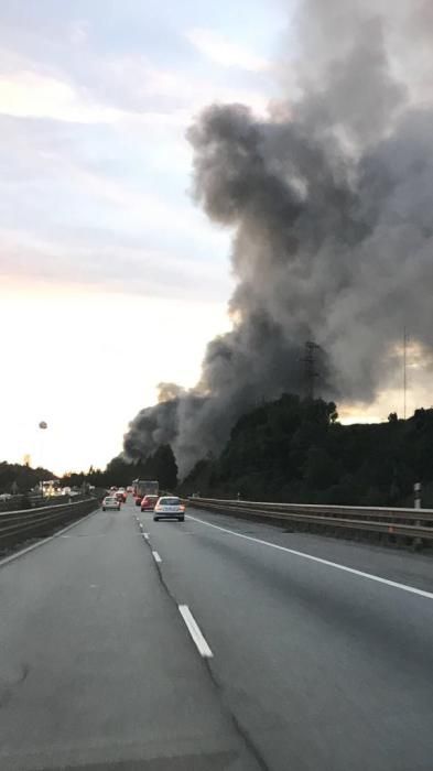 El incendio del desguace de Gijón, visto desde la autopista.