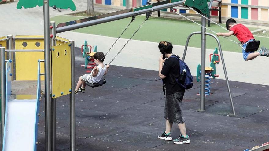 Varios niños juegan en un parque.