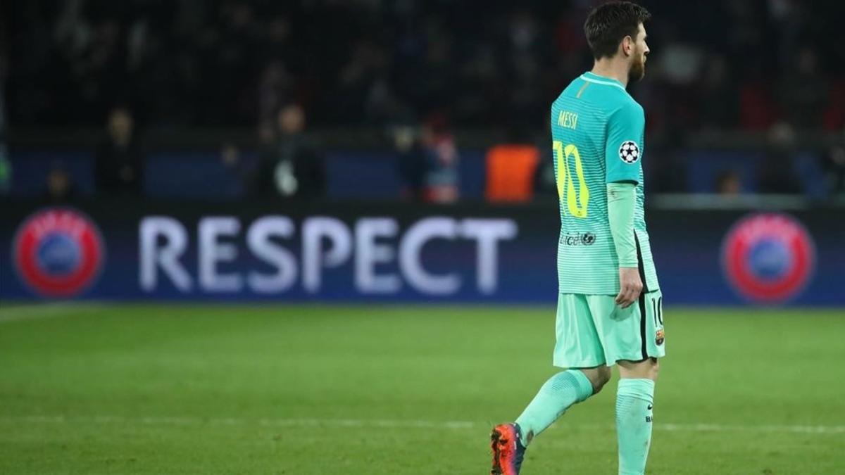 Messi abandona el Parque de los Príncipes tras encajar el 4-0 ante el París Saint Germain.