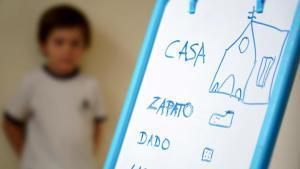 Un niño de infantil, matriculado en centro educativo de Madrid, repasa varias palabras.