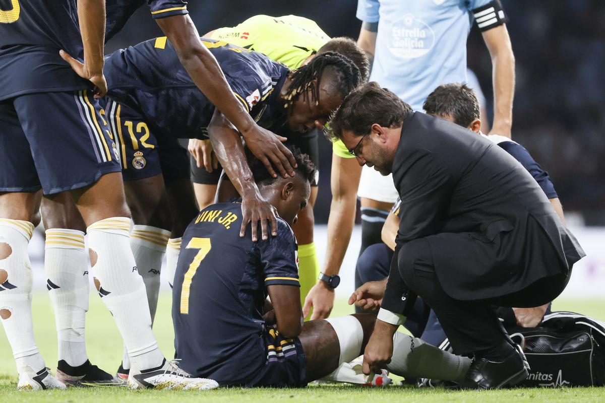Vinicius tuvo que retirarse lesionado.