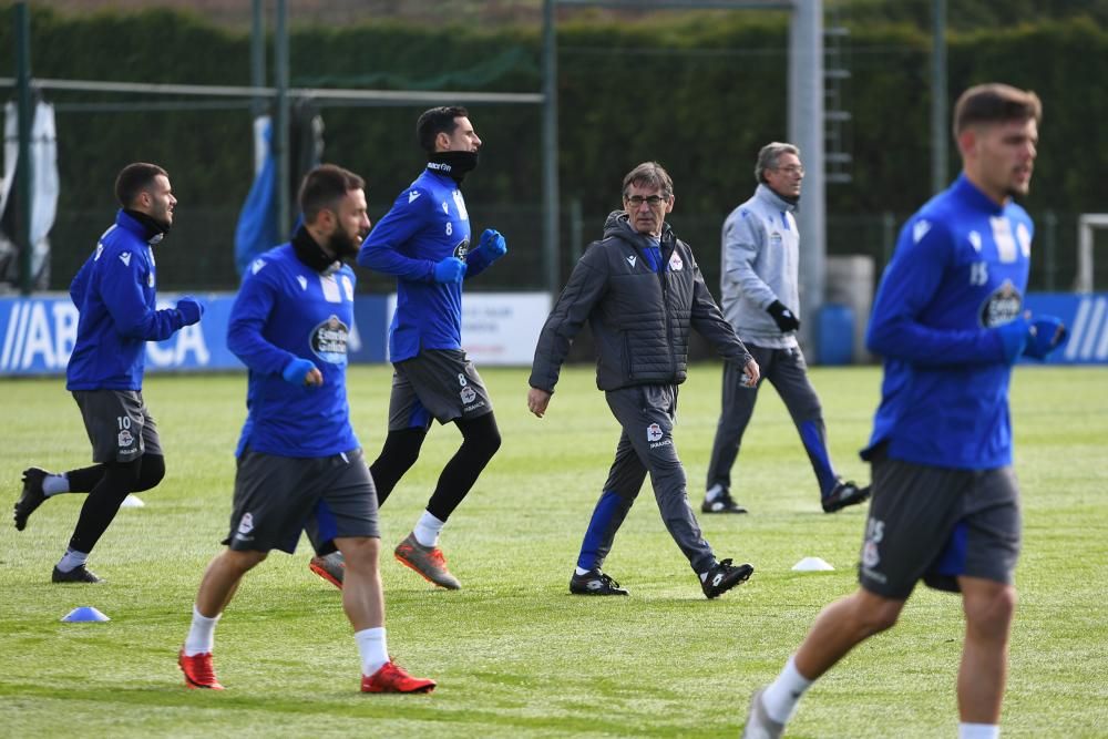 El Deportivo regresa a los entrenamientos tras el descanso con una sesión de larga duración sobre el cesped.