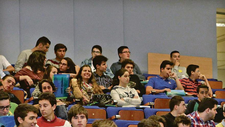 Los nuevos alumnos, en el acto de bienvenida de este curso.