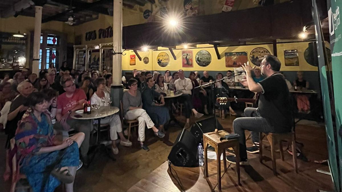 El cantante Roger Mas actuando en Salàs de Pallars dentro del ciclo Perifèria Cultural el pasado 29 de junio