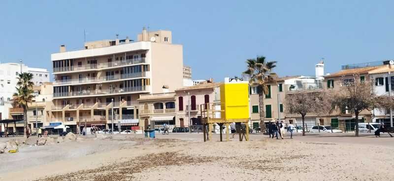 Así son las nuevas torres amarillas de socorristas que estrenan las playas de Palma