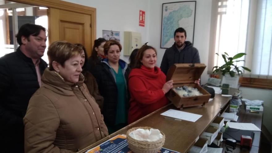 Representantes de Gañemos y trabajadores de la residencia entregan el carbón en el registro municipal
