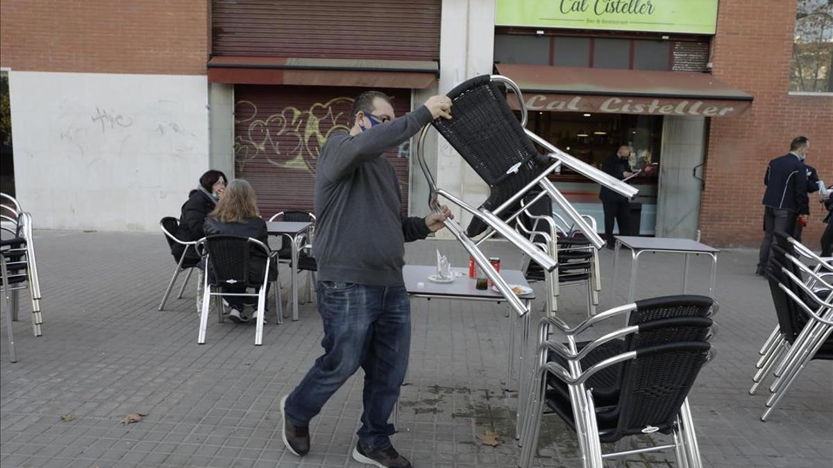 BARCELONA 21 12 2020  Sociedad   Restricciones apertura bares i restaurantes i terrazas Foto de cierre a las 9 30h   En bar de Poblenou  FOTO de FERRAN NADEU