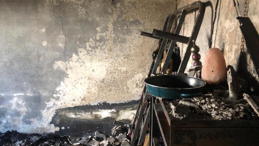 Arrasado el interior de la casa quemada que destapó una plantación de marihuana en Vigo