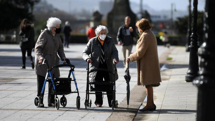 Mujeres de avanzada edad paseando y charlando con mascarilas en Pontevedra.