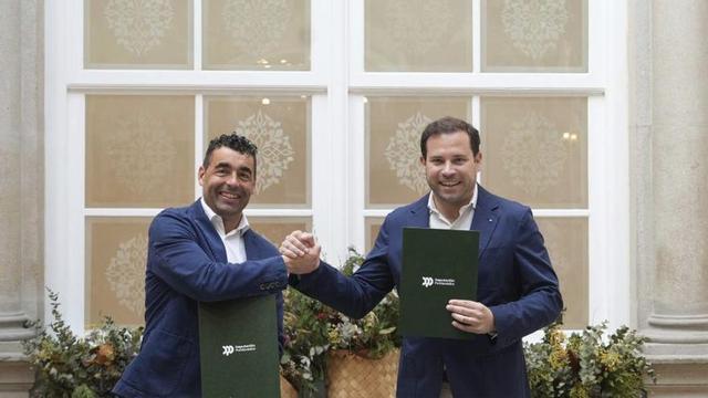 Luis López y Jorge Cubela, tras la firma.