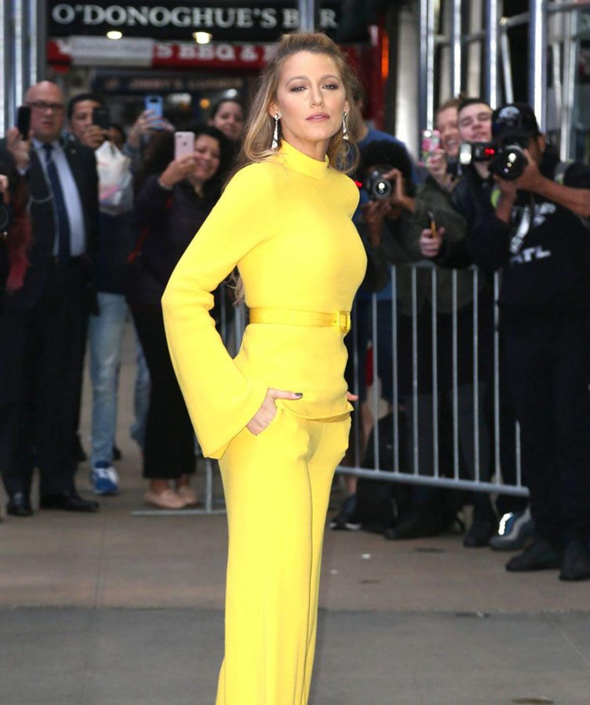 Blake Lively con conjunto amarillo de Brandon Maxwell