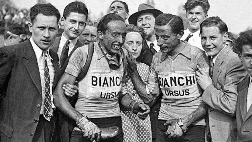 Serse Coppi (a la izquierda), junto a su hermano Fausto, tras la finalización de la París-Roubaiz de 1949.