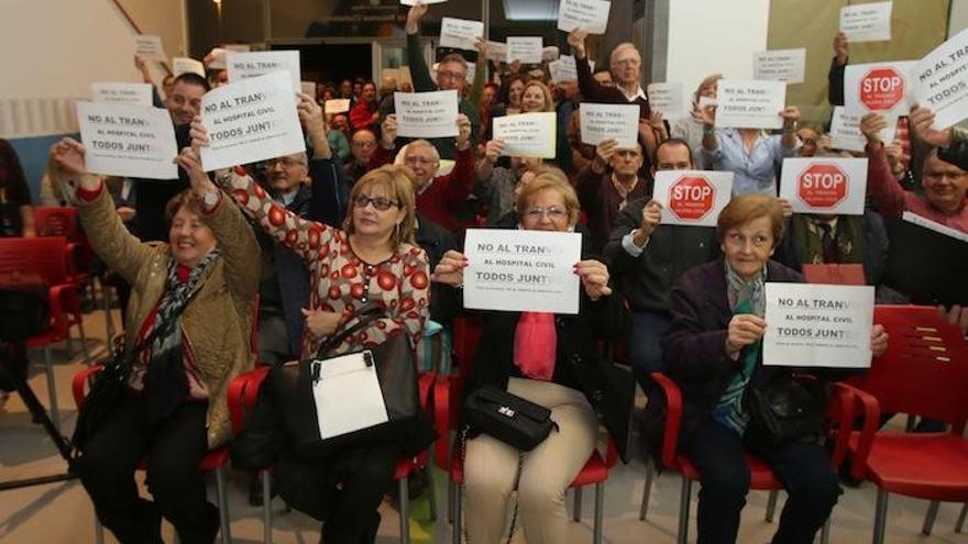 Los vecinos se reunieron con representantes de la Junta y el Ayuntamiento.