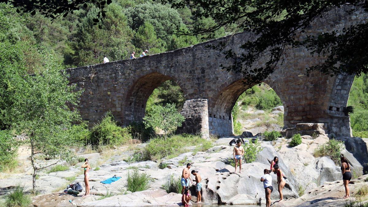 Banyistes a la zona del pont de Pedret, en una imatge d'arxiu