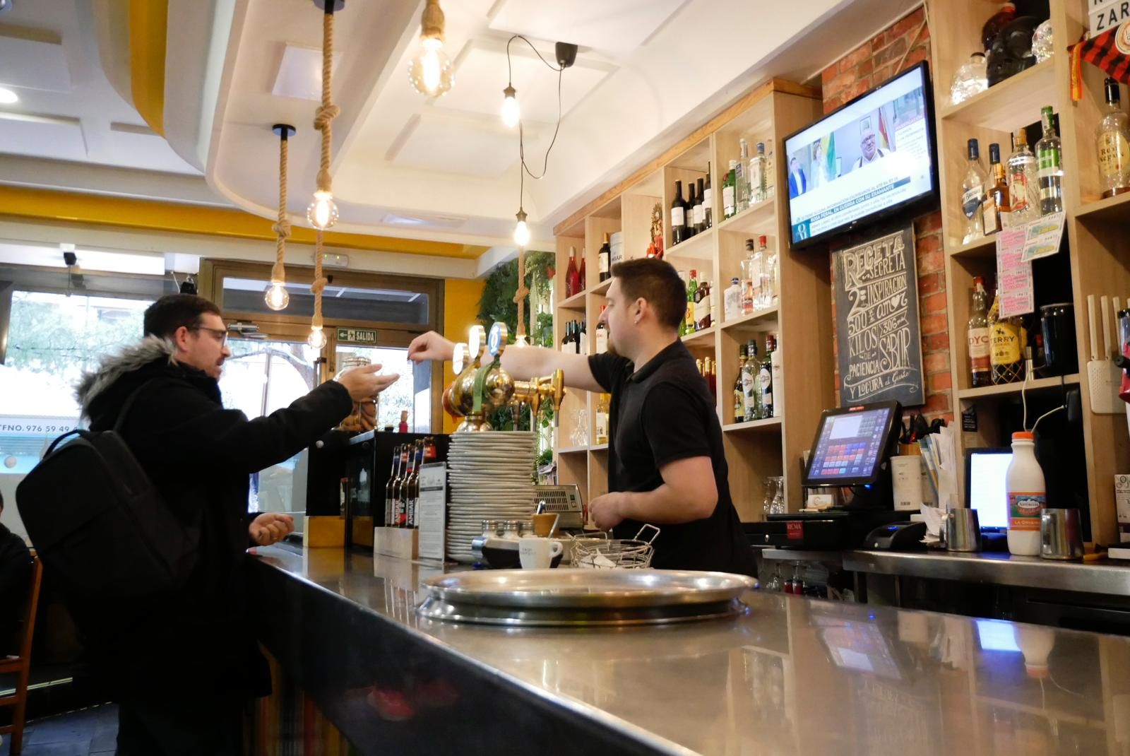 En imágenes | La Revuelta, el bar de San José que llegó antes que Broncano  y que gusta aún más a los zaragozanos - El Periódico de Aragón