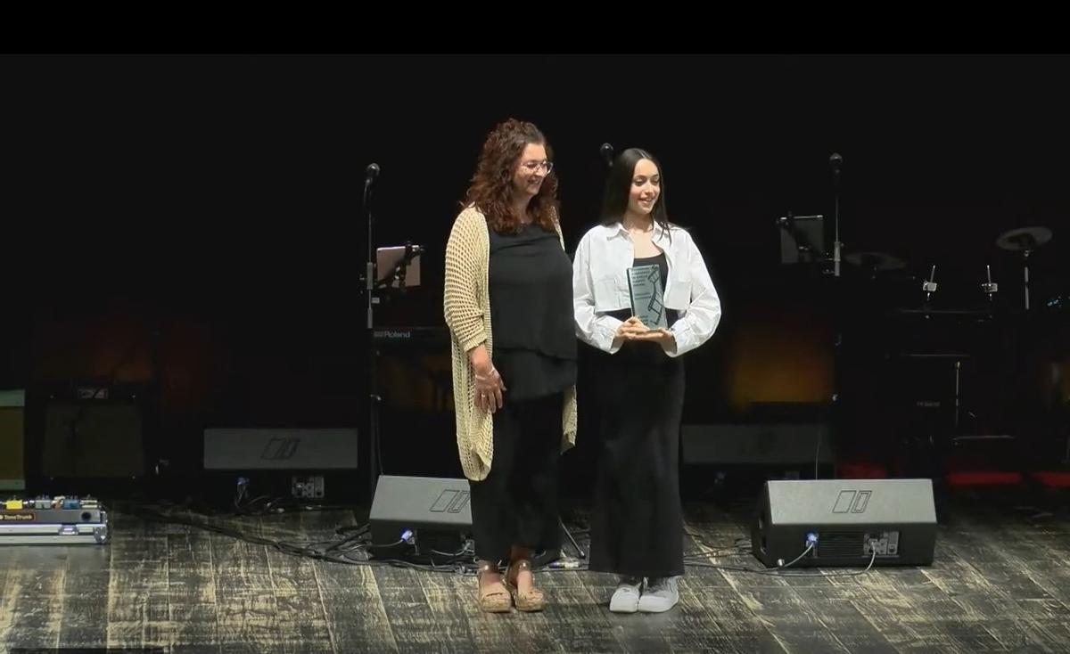 Patricia Lojo, izquierda, entregando el premio a una alumna del IES Espiñeira por el corto 'Inmóbil'