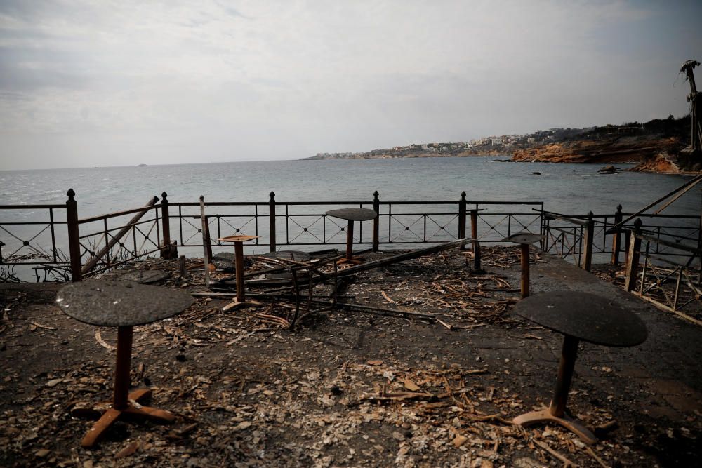 Al menos 74 personas han muerto a causa de los incendios que se han declarado esta semana en los alrededores de Atenas.