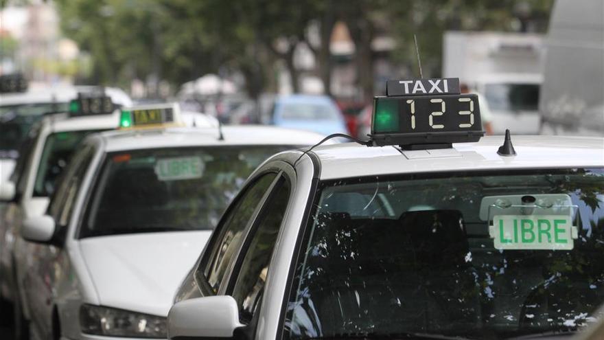 Los taxistas cordobeses piden ayuda a Aucorsa para dotarse de gel desinfectante por el coronavirus
