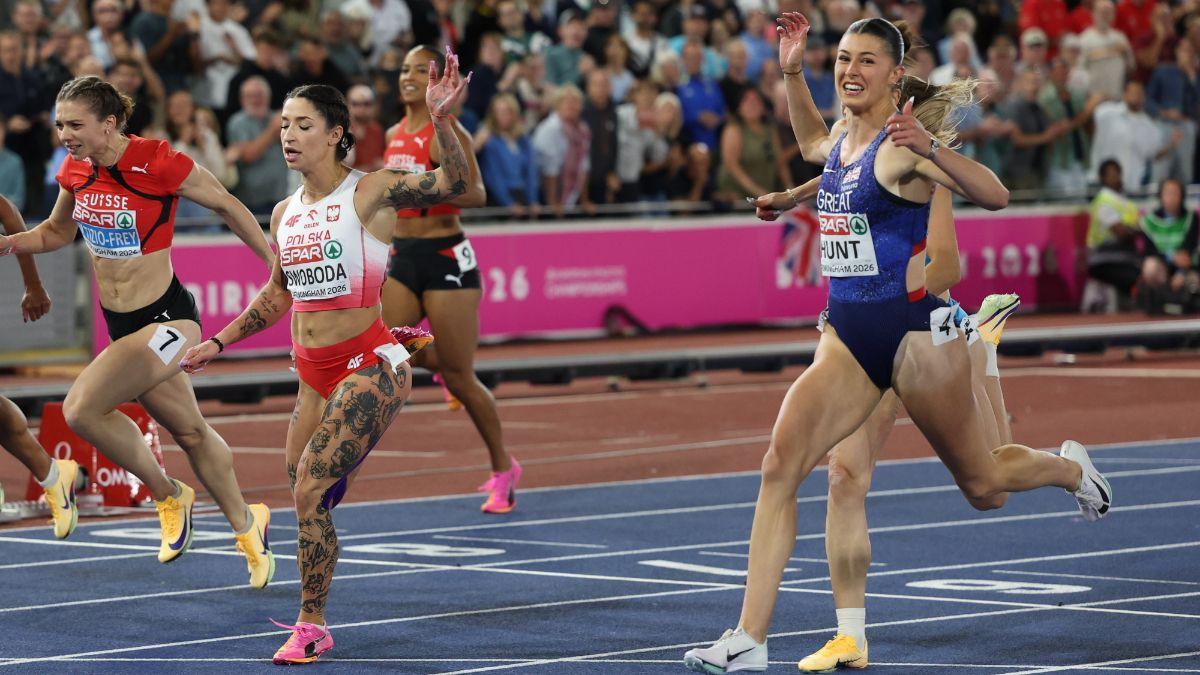 La inglesa Amy Hunt celebra su apretada victoria en 100 lisos.