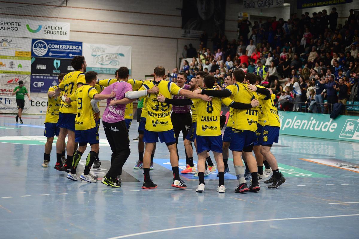 La plantilla del Bidasoa Irún celebró con un corro su sufrida victoria del domingo en O Gatañal.