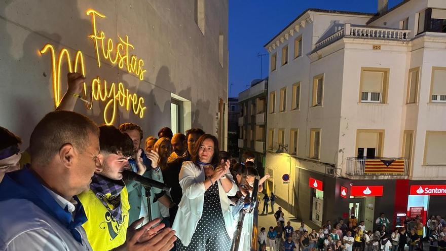 Una lluvia de confeti da inicio a las fiestas de Binéfar, que celebran los 50 años de las peñas