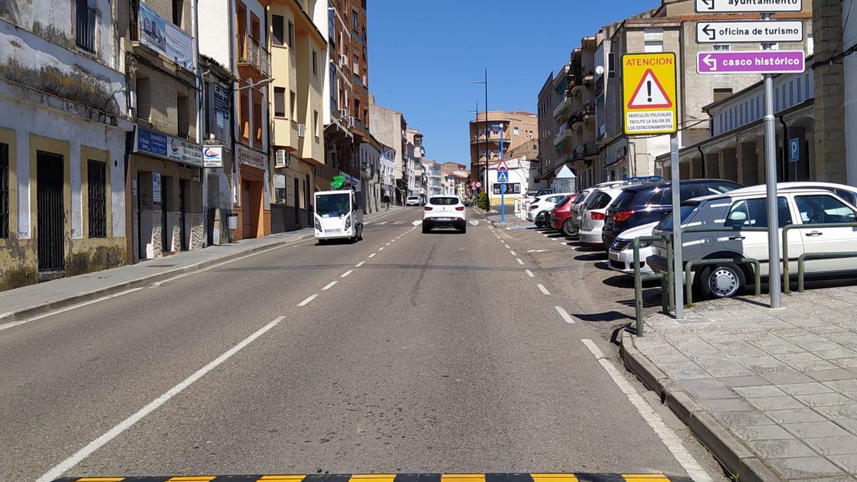 La nueva señalización se ha ubicado frente a las dependencias de la policía local.