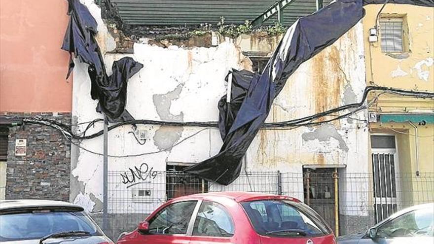 El PSOE urge medidas ante el riesgo de «derrumbe» de una fachada del centro