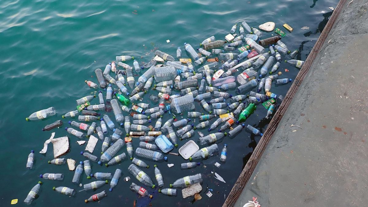 Botellas de plástico junto a un muelle.