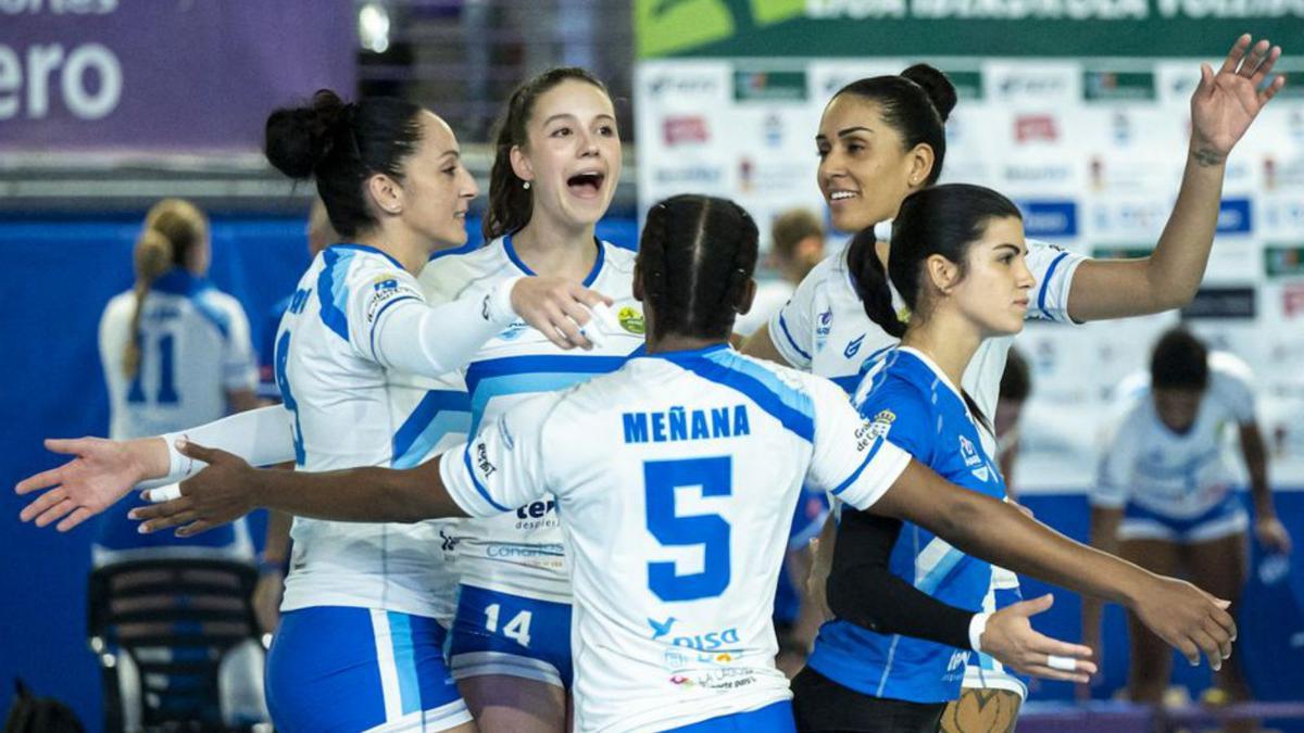 Las tinerfeñas celebran la consecución de un punto ante el Haro Rioja. | | E.D.