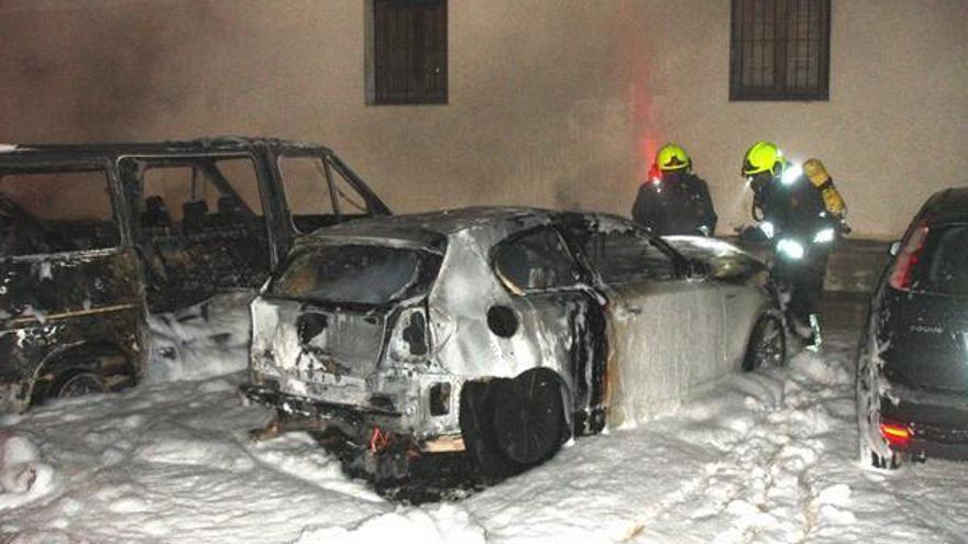 Los bomberos sofocando las llamas