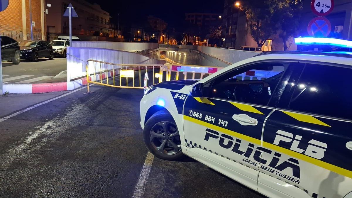 Túnel de la avenida Alfafar de Benetússer cerrado al tráfico esta mañana.