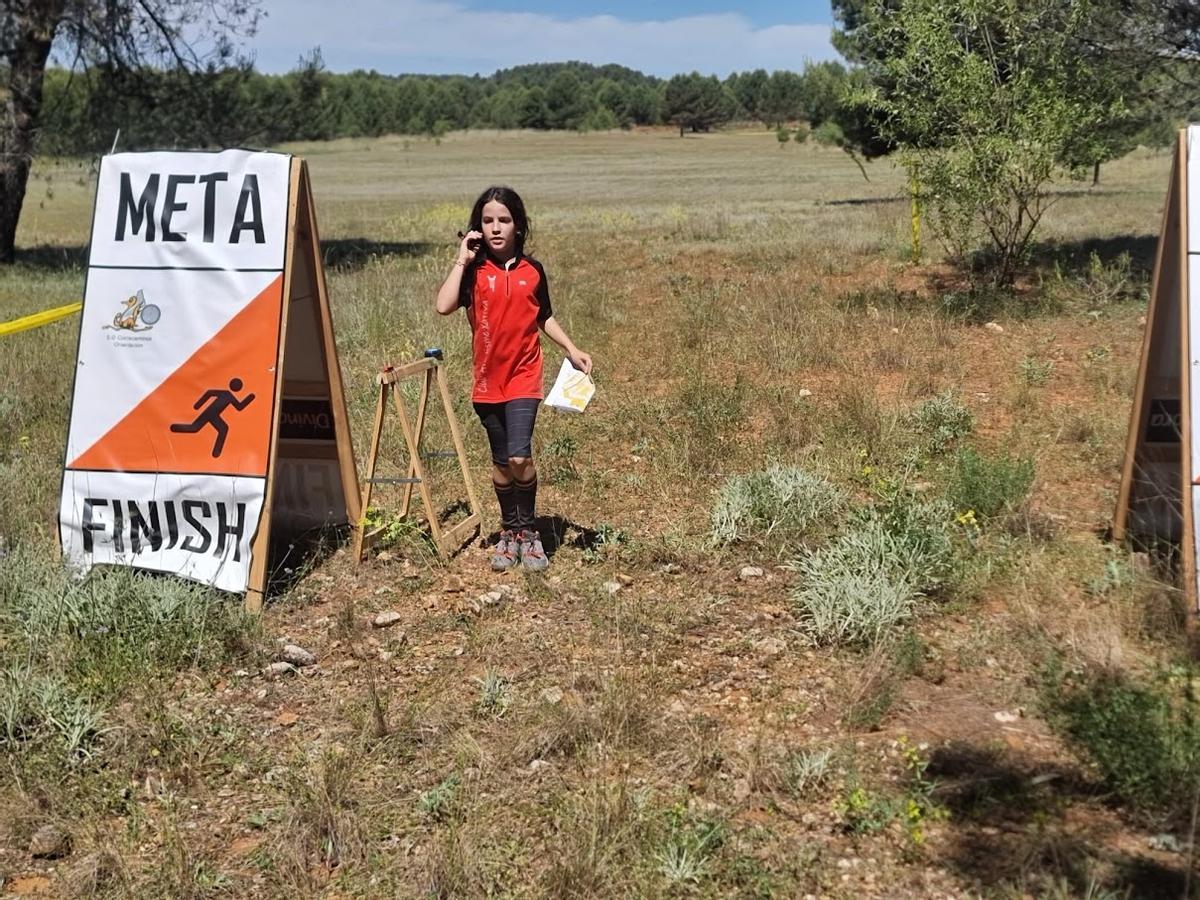 Una atleta del CAX Orientació llegando a la meta en la carrera de Requena.