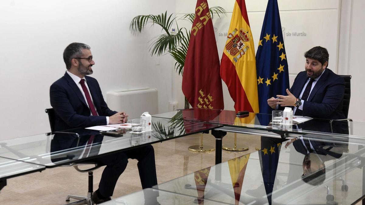 Francisco Lucas y Fernando López Miras, en una reunión que mantuvieron para abordar los presupuestos en junio de 2025.