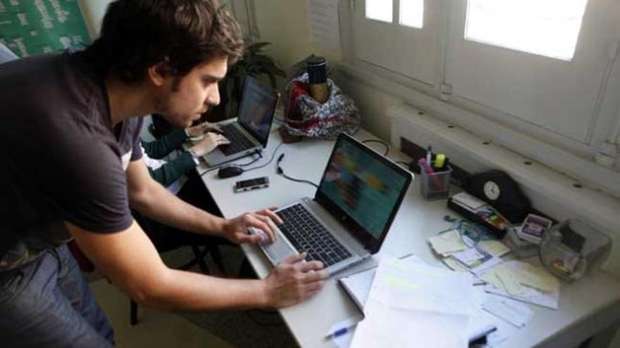 Un joven trabaja con su ordenador.