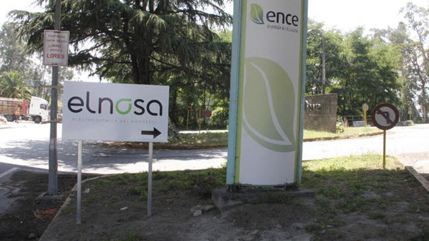 Carteles que indican los accesos de las plantas de Elnosa y Ence en Lourizán. // Santos Álvarez
