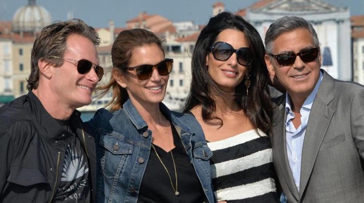 L’actor George Clooney i la seva promesa, Amal Alamuddin, amb l’empresari nord-americà Rande Gerber i la model Cindy Crawford. EFE/Alessandro Di Meo