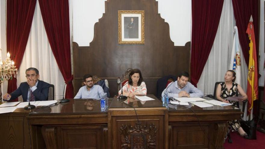 La alcaldesa, María Barral (en el centro), durante un pleno de Betanzos.