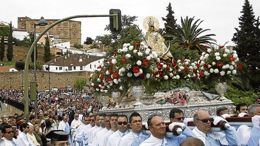 Los fieles acompañan a la virgen hoy en su regreso al santuario