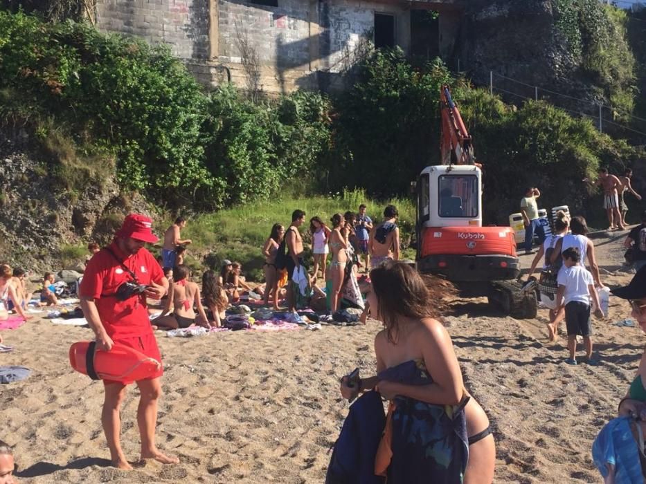 Los bañistas se levantan, indignados, obligados por una máquina en la playa de Estaño.