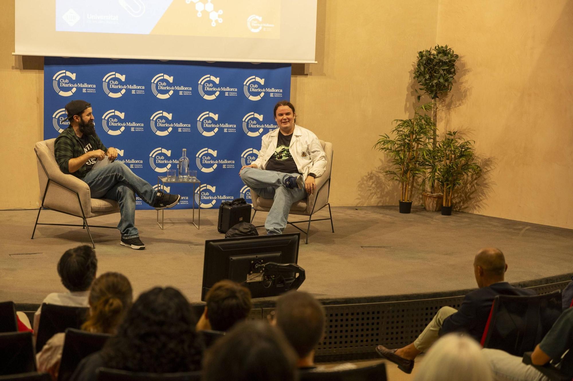 FOTOS | El Físico Barbudo entrevistó al divulgador tras el canal Ponte Bata en un encuentro en Diario de Mallorca