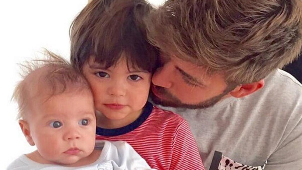 La foto que Gerard Piqué ha colgado en su cuenta de Twitter junto a sus hijos, Milan y Sasha.