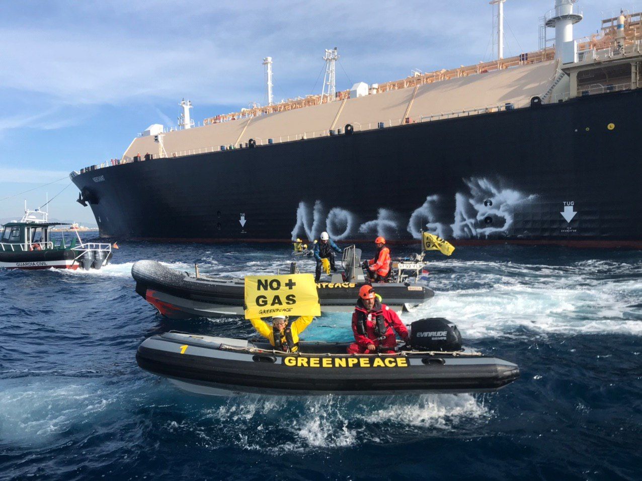 Greenpeace bloquea el acceso al muelle de gas de Sagunt