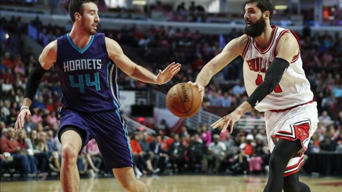 Nikola Mirotic contra los Hornets